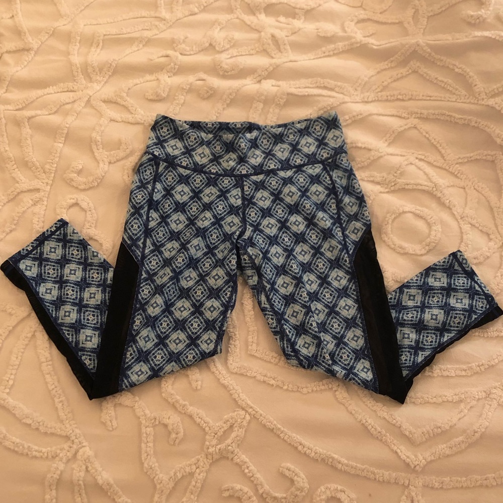 Blue patterned 3/4 leggings with mesh side stripes